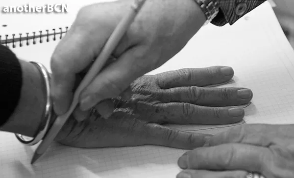 tomando las medidas de la mano