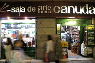 Librería Canuda y el cartel misterioso