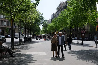 Rambla Catalunya, jirafa Coqueta y toro Pensador | Barcelona